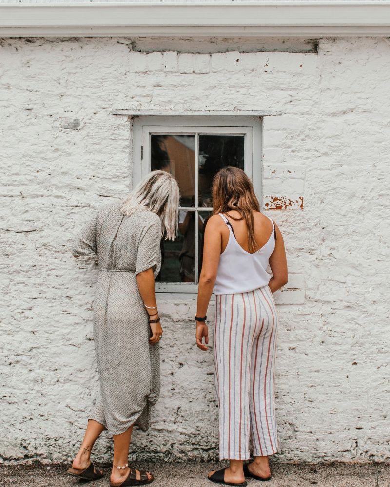 2 femmes qui regardent dans une fenêtre