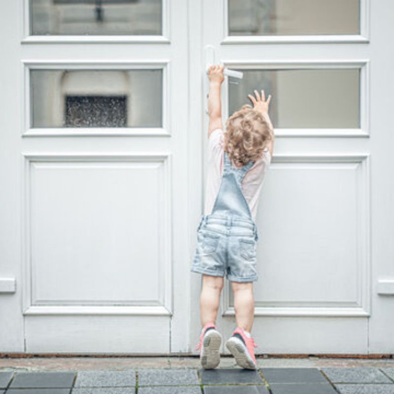 Enfant qui ouvre une porte Ouvrir une porte pour réaliser ses projets immobiliers en toute sérénité
